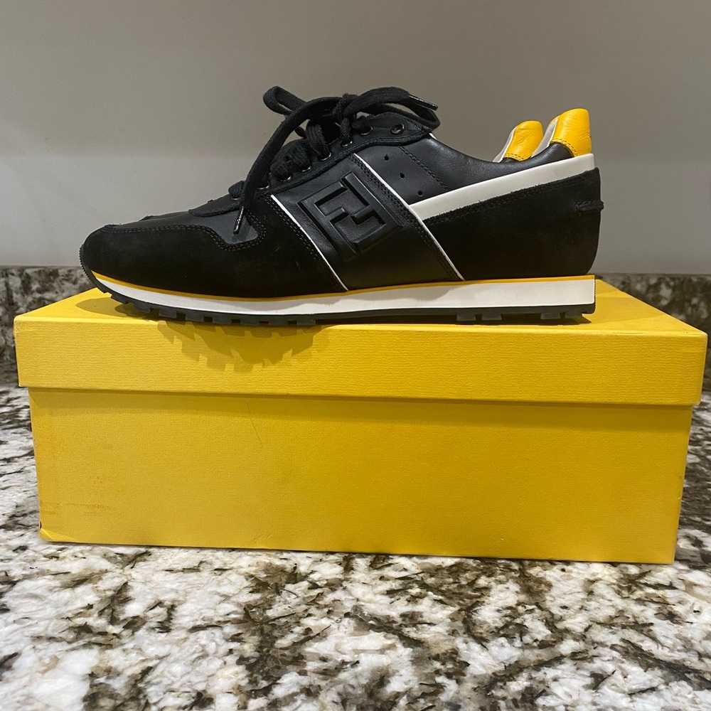 Authentic woman sneaker
